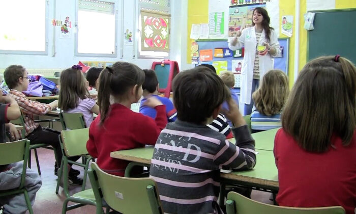 Enfermera Escolar explica hábitos saludables en un colegio