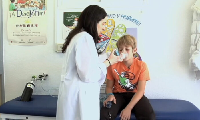 Enfermera escolar atiende a un niño en el colegio