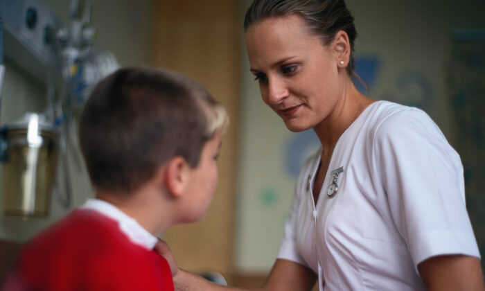 Enfermera escolar charla con un niño