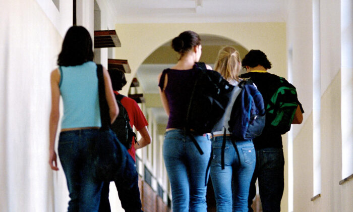 Estudiantes en el pasillo de su centro escolar