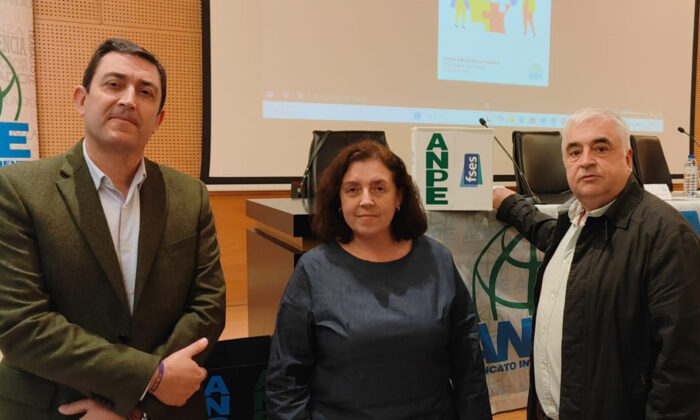 Inauguración de las X Xornadas do Ensino de ANPE a la que acudió como invitada la secretaria general de SATSE Galicia, Asunción Maus