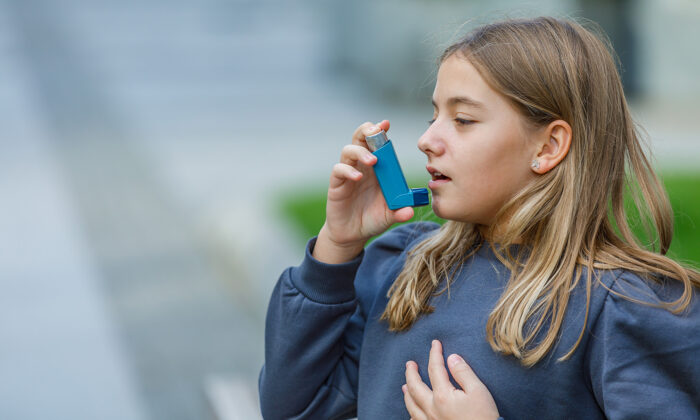 Niña utiliza un inhalador contra el asma